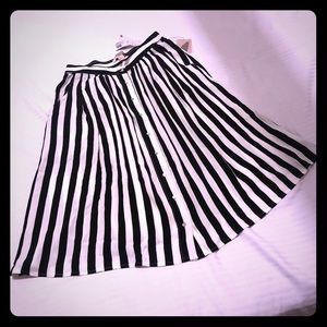Forever 21 black and white skirt